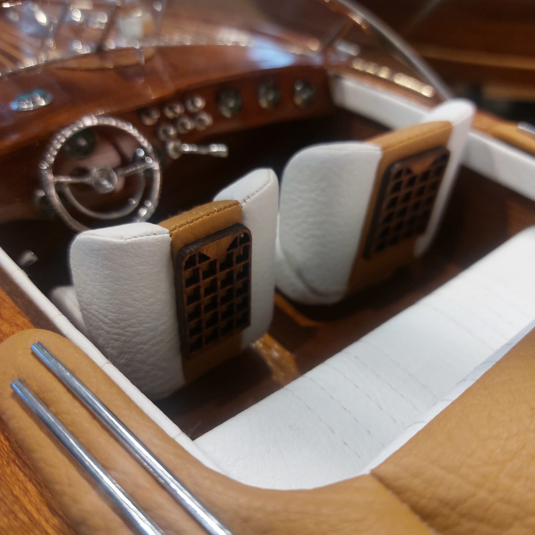 Lancha Riva Aquarama - Madera y Cuero - Imagen 12