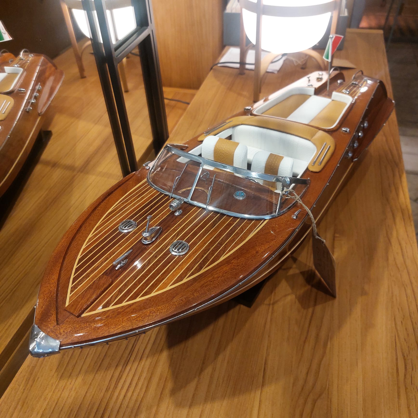 Lancha Riva Aquarama - Madera y Cuero - Imagen 9